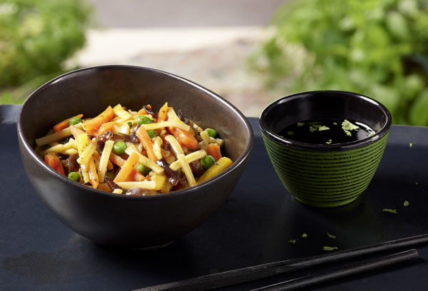 nouilles-chinoises-aux-légumes-sauce-soja-2,5Kg-daucy-foodservice-ambiance