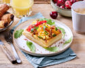 Gaufre d’œufs brouillés au bacon et poivrons