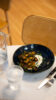Choux de Bruxelles, pois cassés et yaourt à l&rsquo;ail