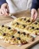 Pinsaladière aux oignons confits, anchois et olives noires
